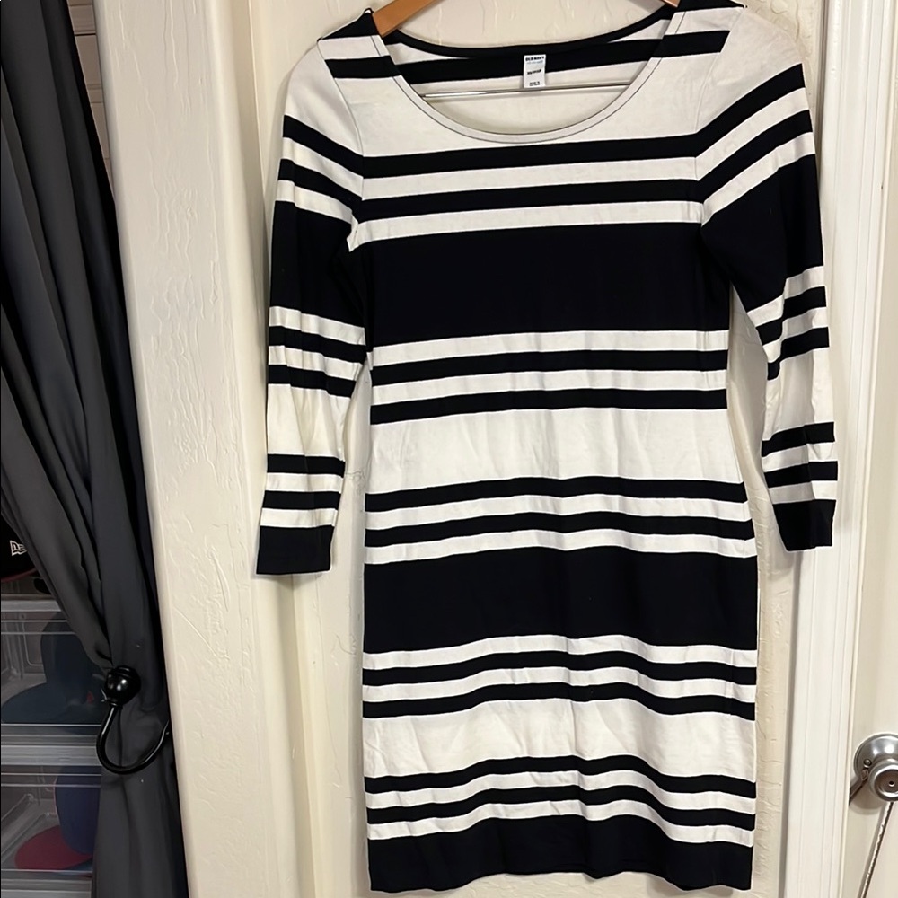 Old Navy Black and White Sheath Dress Long Sleeve